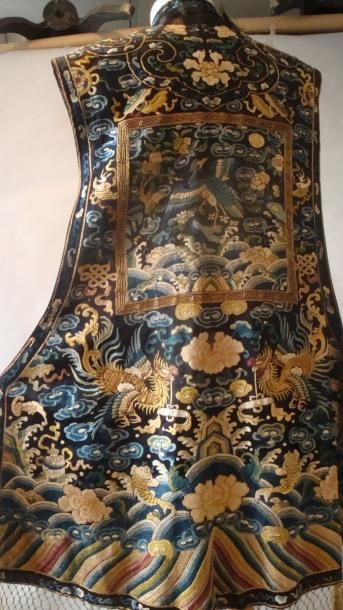 null Belle veste-gilet de femme Xia Pe, Chine, fin XIXe siècle; Satin bleu marine...