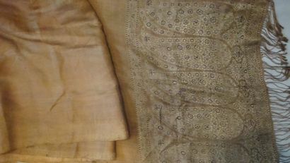null Grande étole ou ceinture Patka, Inde, XIXe siècle. Satin de soie tabac à bordure...