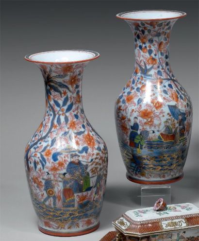 null Bayeux Paire de vases de forme balustre à décor bleu, rouge, vert et or dans...
