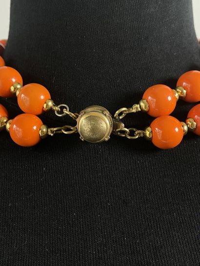 null Collier de 2 rangs de perles de résine orange à 3 palmettes en métal doré froissé...
