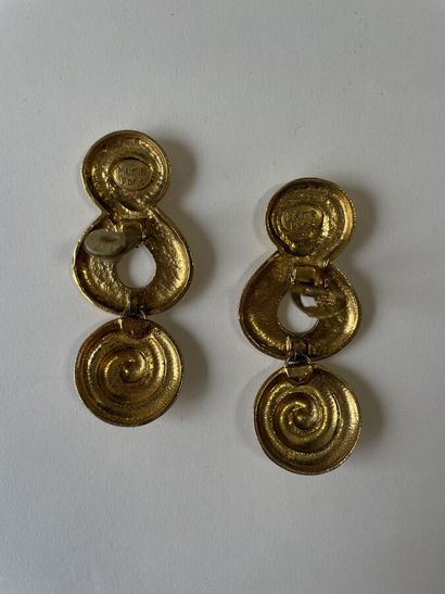 null MARIE Paris Paire de clips d'oreilles volute en métal doré - signée 
Ht 7cm