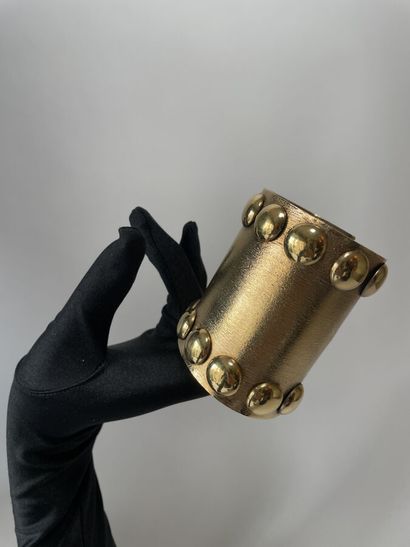 null Manchette en métal doré brossé et cloutée - monogrammée 
8x6,5cm