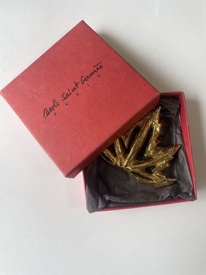 null CAROLE SAINT GERMES Paris Broche feuillle d'érable en métal doré - signée dans...