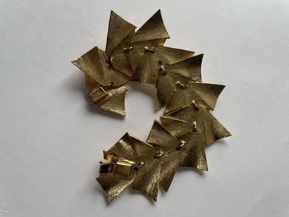 null Bracelet articulé en métal doré à motifs éventail - monogrammé LA 
Longueur...