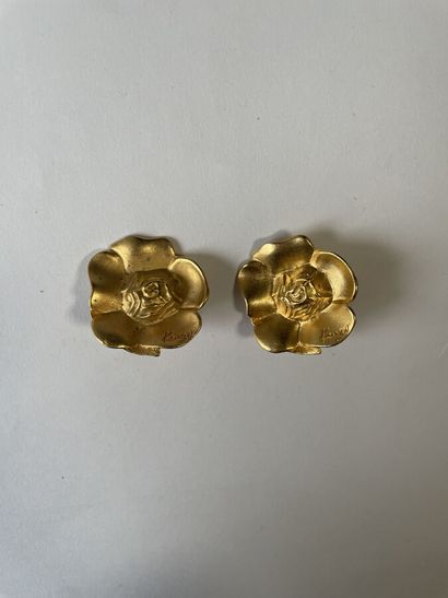 null KENZO Paire de clips d'oreilles coquelicot en métal doré - signée
Diam 3 cm