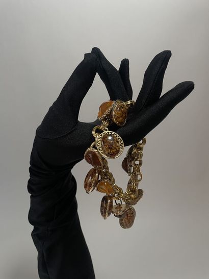 null Bracelet en métal doré et breloques de résine ambrée 
Longueur 21 cm
