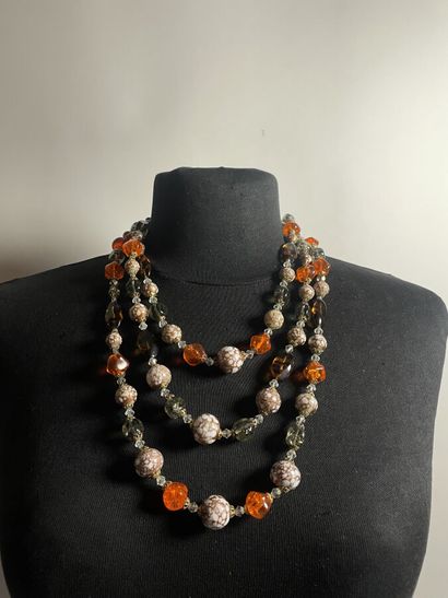 null Collier de 3 rangs de perles de verre orange grises et navettes ambrées 
Ht...