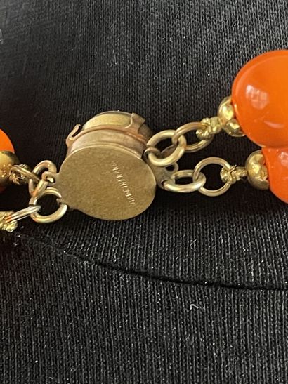 null Collier de 2 rangs de perles de résine orange à 3 palmettes en métal doré froissé...