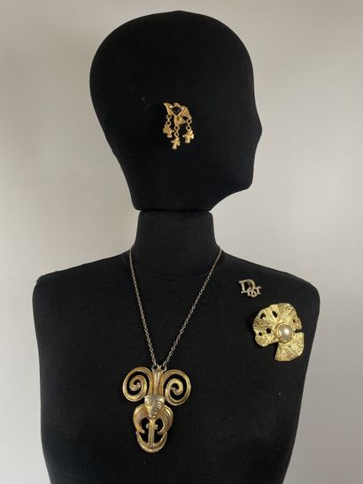 null Lot en métal doré : BURMA Paris Collier à pendentif - CELINE T. SAXE Broche...