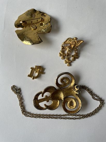 null Lot en métal doré : BURMA Paris Collier à pendentif - CELINE T. SAXE Broche...