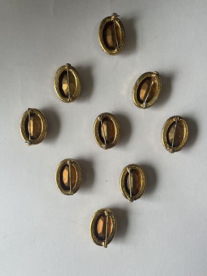 null Lot de 9 Broches en métal doré et verre taillé de couleur 
Longueur 2,5 cm