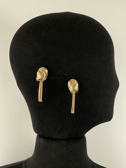 null GROSSE Paire de clips d'oreilles ruban croisé à pampilles en métal doré - signée...