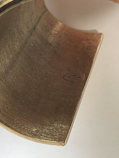 null Manchette en métal doré brossé et cloutée - monogrammée 
8x6,5cm
