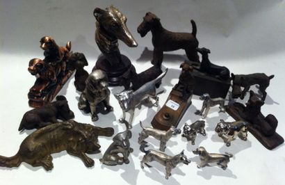 null Lot de vingt chiens sujets divers en métal, résine et composition-