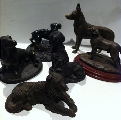 null Lot de six chiens en bronze, résine et composition- Hauteurs: entre 8 et 15...