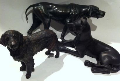 null Trois chiens en bronze et composition (dog, pointer et setter) - hauteurs: 17...