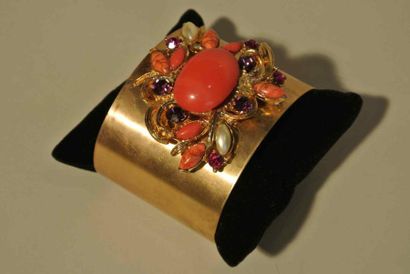null Bracelet manchette en métal doré centré d'un motif floral pavé de cabochons...