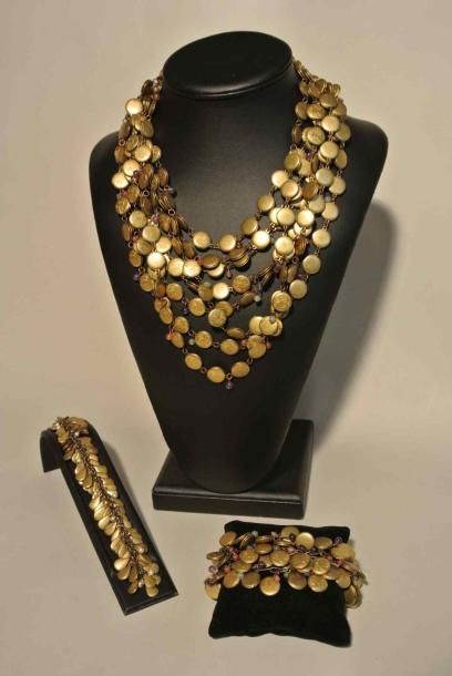 null Demi-parure composée d'un collier et de deux bracelets en métal doré, ornés...