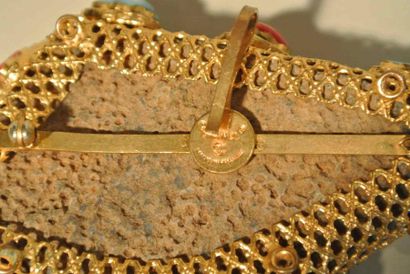CHANEL Pendentif/broche en métal doré centré d'une importante géode d'améthyste,...
