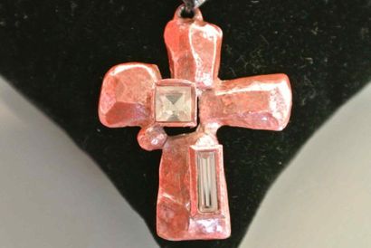 Christian LACROIX Broche Coeur et Croix en métal argenté et noirci, ornée de strass...