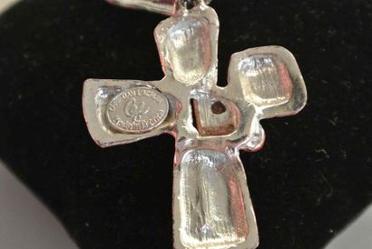 Christian LACROIX Broche Coeur et Croix en métal argenté et noirci, ornée de strass...
