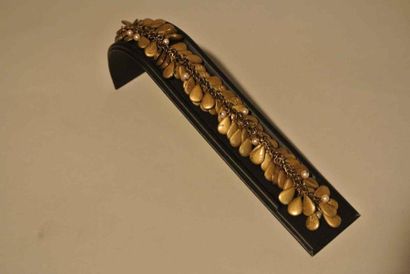 null Demi-parure composée d'un collier et de deux bracelets en métal doré, ornés...