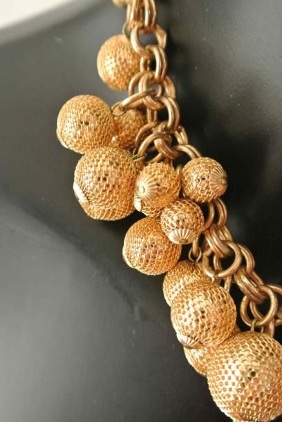 Jean-Louis SCHERRER Collier chaine en métal doré orné de grappes de perles en résille...