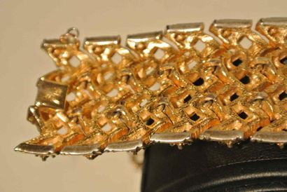 MARCEL BOUCHER n° 9288B Bracelet ruban en métal doré, orné de strass bleus et verts...