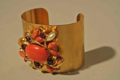 null Bracelet manchette en métal doré centré d'un motif floral pavé de cabochons...