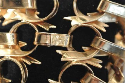 VALENTINO COUTURE Large bracelet manchette en métal doré, constitué de rubans entrelacés...