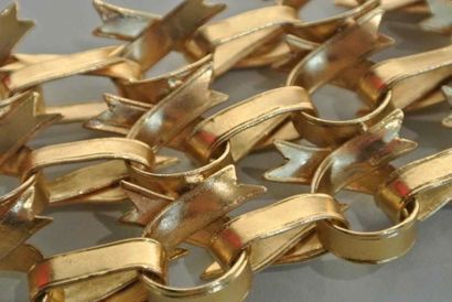 VALENTINO COUTURE Large bracelet manchette en métal doré, constitué de rubans entrelacés...