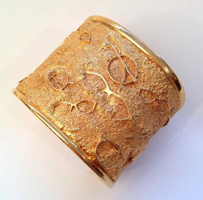 GOOSSENS Bracelet manchette en métal doré à décors de lunettes réalisé pour Alain...