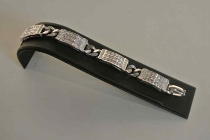 CHRISTIAN DIOR Germany Bracelet gourmette en métal argenté orné de quatre motifs...