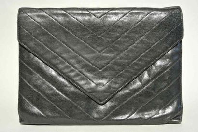 Yves Saint LAURENT Pochette enveloppe en cuir noir surpiqué - Longueur : 24 cm -...
