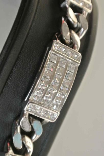 CHRISTIAN DIOR Germany Bracelet gourmette en métal argenté orné de quatre motifs...