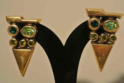 Jean-Louis SCHERRER Lot composé de deux paires de clips d'oreilles en métal doré,...