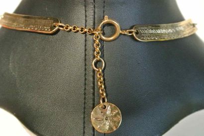 SCOOTER Paris et VENDOME Lot composé d'un collier et d'une broche en métal doré de...