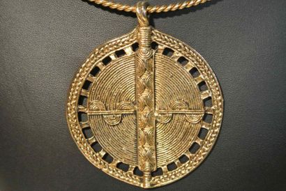 SCOOTER Paris et VENDOME Lot composé d'un collier et d'une broche en métal doré de...