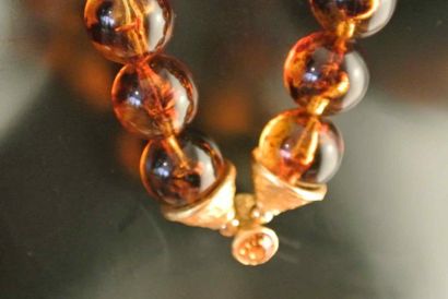 null Sautoir en métal doré composé de boules imitant l'ambre et strass orange - Longueur...