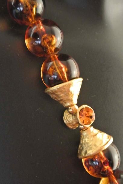 null Sautoir en métal doré composé de boules imitant l'ambre et strass orange - Longueur...