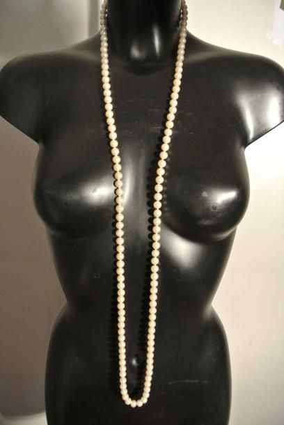 null Lot composé de 3 colliers de perles nacrées et d'un collier colerette à mailles...