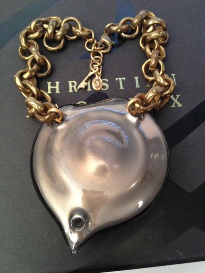 Christian LACROIX Collier chaîne retenant un pendant Coeur en verre soufflé métallisé...