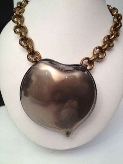 Christian LACROIX Collier chaîne retenant un pendant Coeur en verre soufflé métallisé...