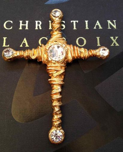 Christian LACROIX Broche Croix "fil de fer" en métal doré ornée de strass blancs...