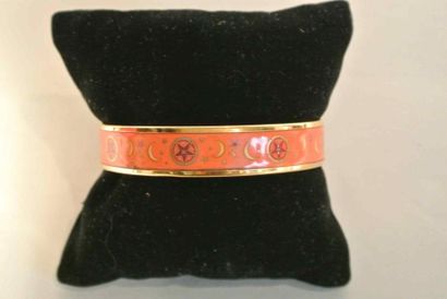 HERMES Paris Bracelet jonc en métal doré émaillé orange - Diamètre 6,5 cm et largeur...