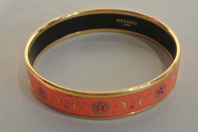 HERMES Paris Bracelet jonc en métal doré émaillé orange - Diamètre 6,5 cm et largeur...