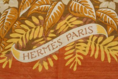 HERMES Paris par Robert Dallet Paréo en voile de coton jaune et brun à décor de cabrioles...