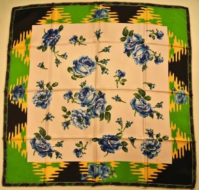 GOKAN KOBO TOUCH Foulard en soie vert, noir et blanc à décor de fleurs bleues - Dimensions:...