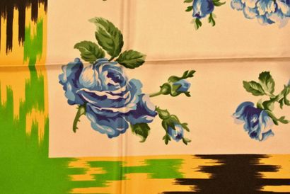 GOKAN KOBO TOUCH Foulard en soie vert, noir et blanc à décor de fleurs bleues - Dimensions:...
