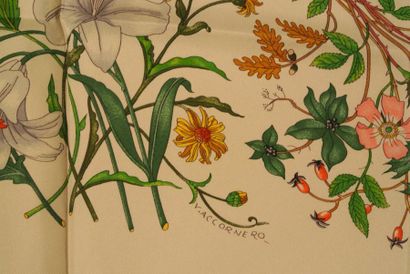 GUCCI "Flora" par Vittorio Accornero, 1960 Foulard en soie blanc orné de fleurs,...